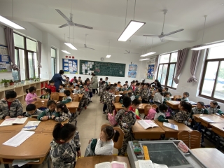 F:\5.17参观小学活动\大班参观小学活动照片\小学，你好\小学，你好\进课堂\B8{2G3SYLA)N0S_8LK_7T$A.jpgB8{2G3SYLA)N0S_8LK_7T$A