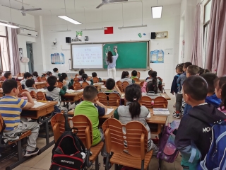 F:\5.17参观小学活动\大班参观小学活动照片\小学，你好\小学，你好\进课堂\]RBWYYIOQIROWFS68`)B$QR.jpg]RBWYYIOQIROWFS68`)B$QR