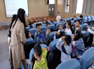 F:\5.17参观小学活动\大班参观小学活动照片\小学，你好\小学，你好\讲座互动\[Y1MWI(CRSTKMQQ$483{A$Q.jpg[Y1MWI(CRSTKMQQ$483{A$Q