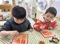 F:/2024小班资料/小班下学期/开学资料/小班照片/拓印福字/36c36785a018eff4ba4add92fb0c296d.jpg36c36785a018eff4ba4add92fb0c296d